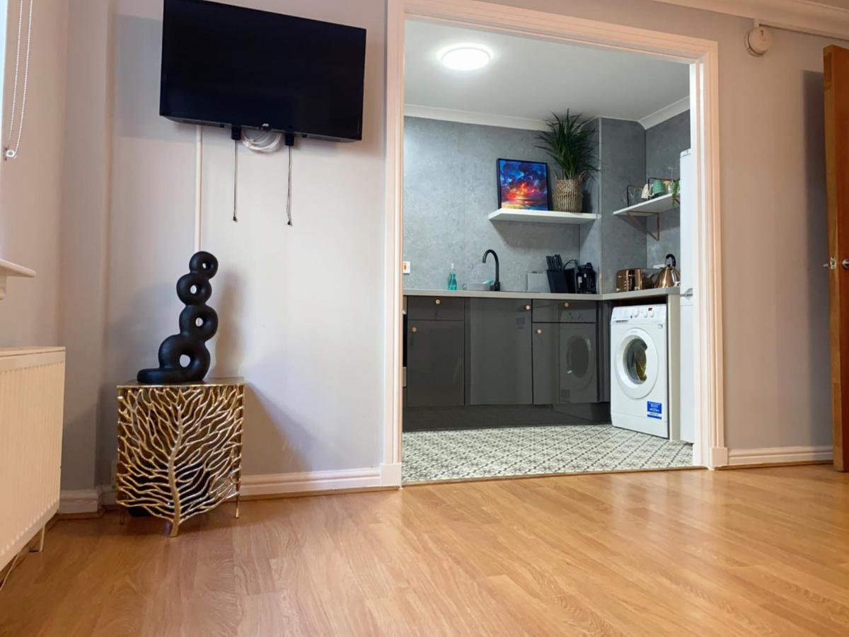 Private Main Door Lovely 2 Bedroom Apartment EDI Eksteriør bilde